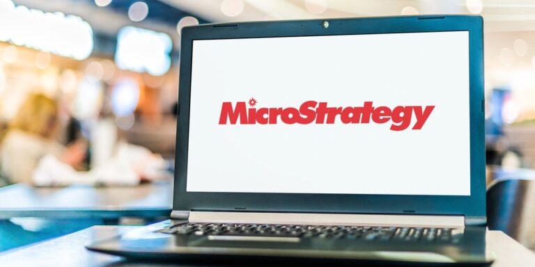 Microstrategy Laptop shutterstock 2213397083 gID 7
