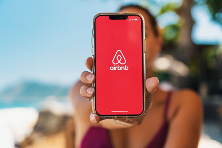 airbnb AdobeStock 494622054 Editorial Use Only